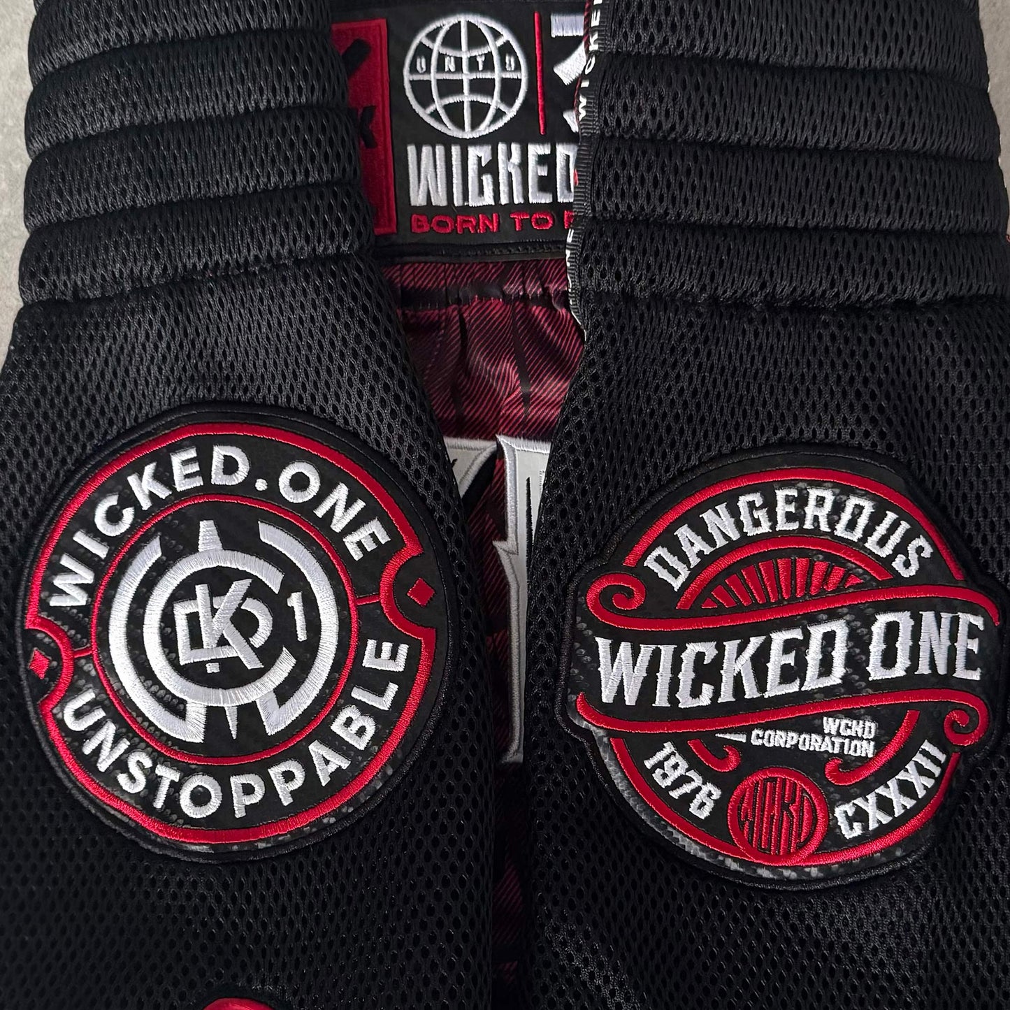 MUAY THAI SHORTS CAIMAN RED