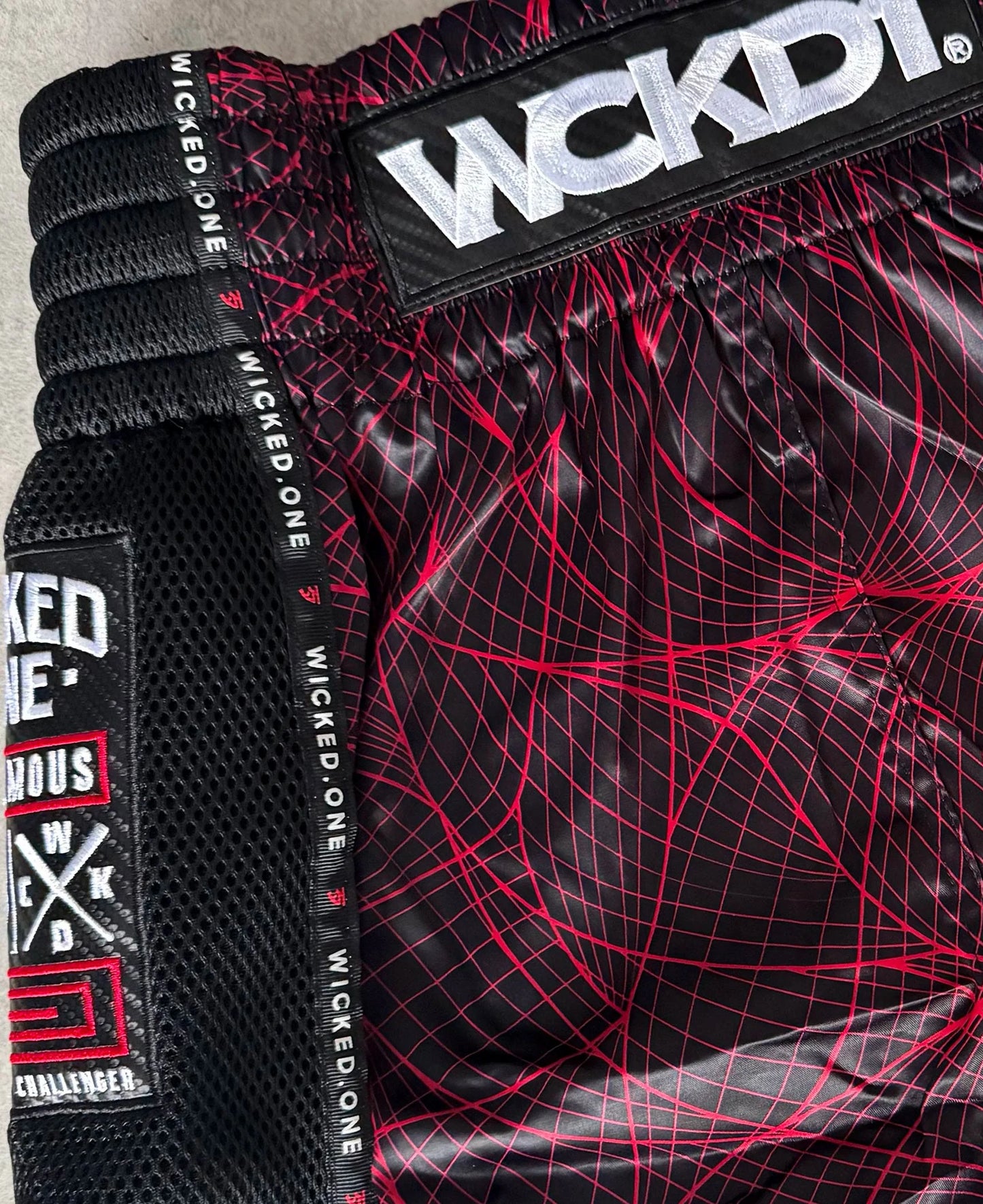 MUAY THAI SHORT METAVERS BLACK/RED